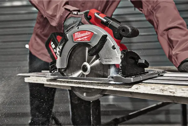 Akku-Handkreissägen MILWAUKEE M18 FCSG66-121C