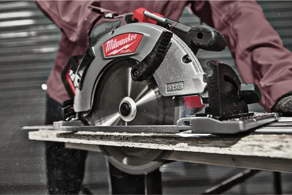 Akku-Handkreissägen MILWAUKEE M18 FCSG66-121C