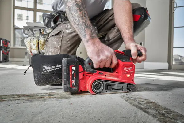 Akku-Bandschleifer MILWAUKEE Fuel M18FBTS75-552X